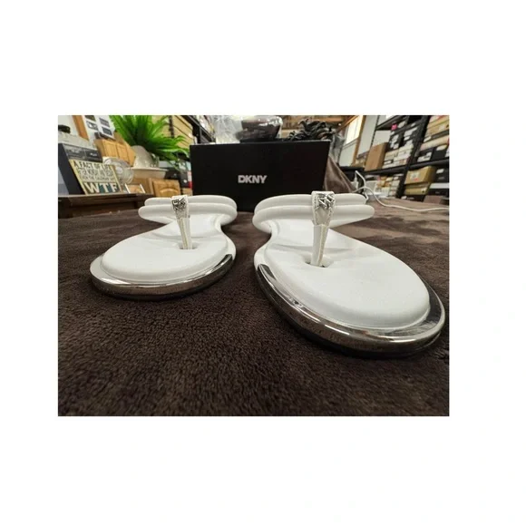 DKNY White Women's Flip Flop Sandals size 7 - Picture 2 of 9